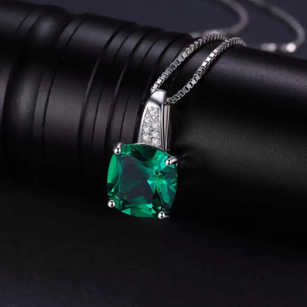 🌟 Emerald Pendant 3ct.  with Silver Chain